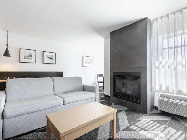 DoubleTree by Hilton Quebec Resort : photo 1 de la chambre suite lit king-size 1 chambre avec cheminée