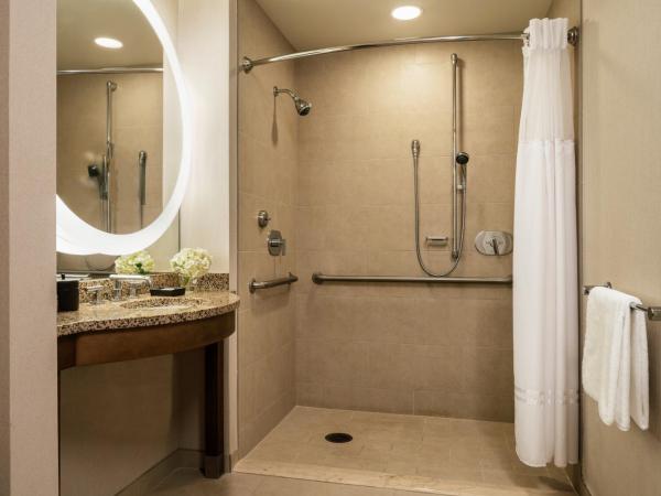 Hyatt Regency Orlando : photo 5 de la chambre chambre avec 2 lits queen-size et douche accessible aux personnes à mobilité réduite