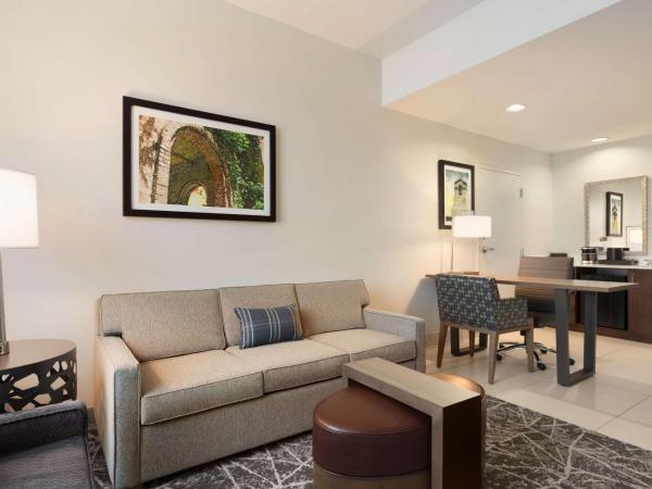 Embassy Suites San Antonio Brooks City Base Hotel & Spa : photo 1 de la chambre two-room king suite - hearing access