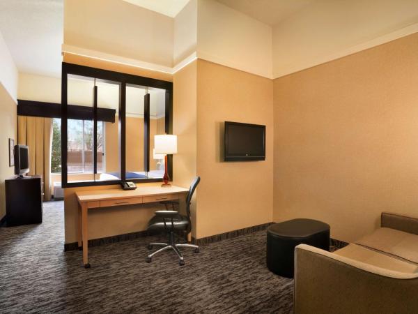 DoubleTree by Hilton Hotel Oklahoma City Airport : photo 1 de la chambre chambre lit king-size pour personnes à mobilité réduite - non-fumeurs