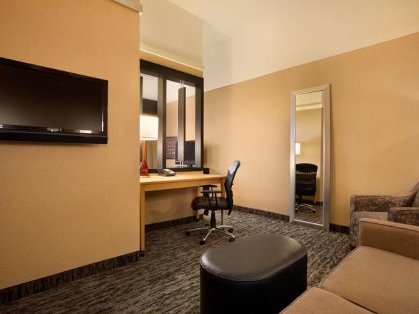 DoubleTree by Hilton Hotel Oklahoma City Airport : photo 1 de la chambre suite lit king-size avec canapé-lit