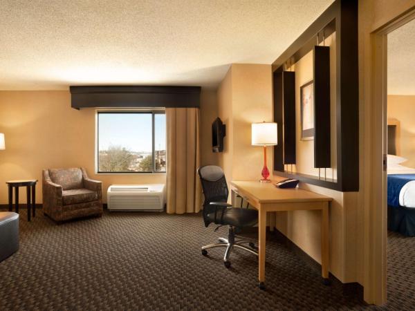 DoubleTree by Hilton Hotel Oklahoma City Airport : photo 2 de la chambre suite 1 chambre lit king-size avec canapé-lit