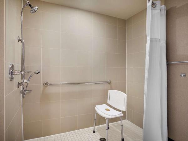 DoubleTree by Hilton Hotel Oklahoma City Airport : photo 3 de la chambre chambre lit king-size avec douche accessible en fauteuil roulant - adaptée aux personnes à mobilité réduite et aux malentendants