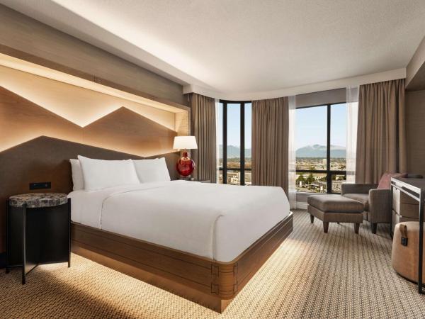 Hilton Vancouver Airport : photo 1 de la chambre chambre lit queen-size avec douche accessible en fauteuil roulant - adaptée aux personnes à mobilité réduite/malentendantes