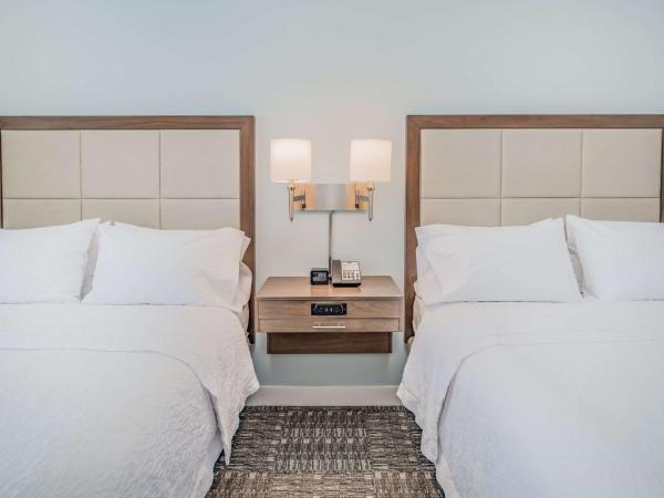 Hampton Inn & Suites Panama City Beach-Beachfront : photo 4 de la chambre chambre avec 2 lits queen-size et balcon - vue sur golfe - non-fumeurs