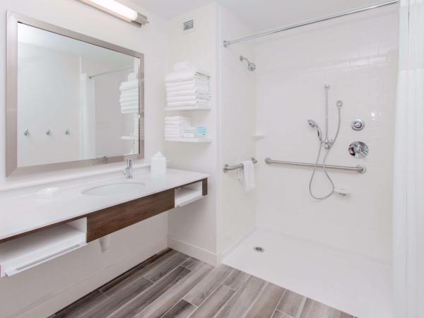 Hampton Inn & Suites Panama City Beach-Beachfront : photo 6 de la chambre king studio suite with roll-in shower and balcony - mobility access