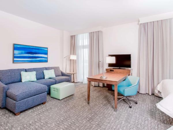 Hampton Inn & Suites Panama City Beach-Beachfront : photo 3 de la chambre queen studio suite with roll-in shower and two queen beds - mobility accessible - non-smoking