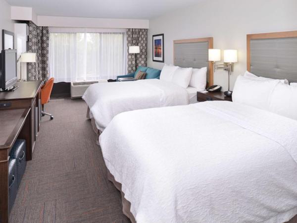 Hampton Inn Portland East : photo 6 de la chambre chambre avec 2 lits queen-size et canapé-lit - non-fumeurs