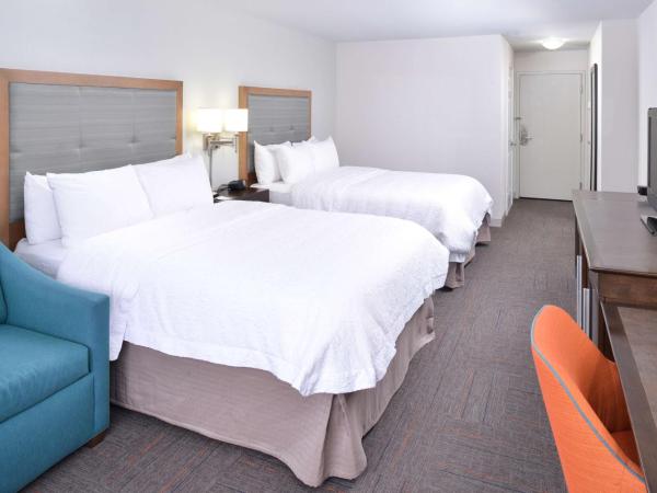 Hampton Inn Portland East : photo 3 de la chambre chambre avec 2 lits queen-size et canapé-lit - non-fumeurs