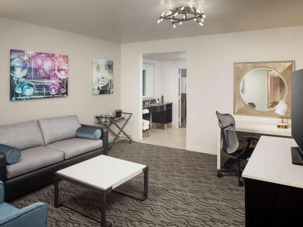 DoubleTree Suites by Hilton Hotel Detroit Downtown - Fort Shelby : photo 3 de la chambre suite 1 chambre lit queen-size avec canapé-lit