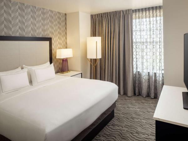 DoubleTree Suites by Hilton Hotel Detroit Downtown - Fort Shelby : photo 2 de la chambre suite 1 chambre lit king-size avec canapé-lit
