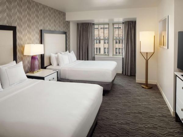DoubleTree Suites by Hilton Hotel Detroit Downtown - Fort Shelby : photo 1 de la chambre suite lit queen-size – accessible aux personnes à mobilité réduite