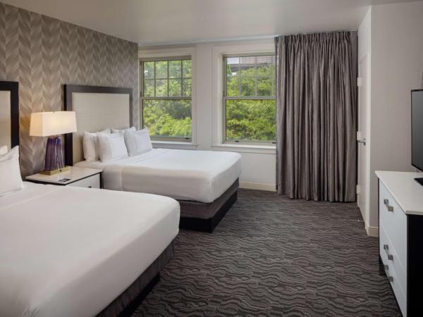 DoubleTree Suites by Hilton Hotel Detroit Downtown - Fort Shelby : photo 2 de la chambre suite d'angle avec 2 lits queen-size