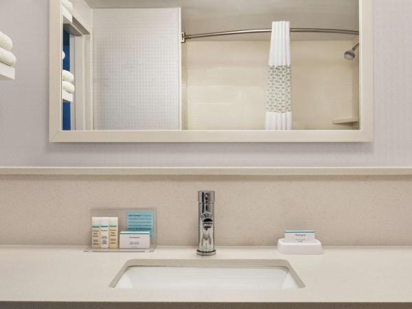 Hampton Inn London Ontario : photo 4 de la chambre chambre lit queen-size avec bureau - non-fumeurs