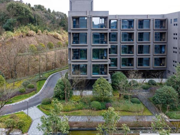Hilton Ningbo Dongqian Lake : photo 3 de la chambre chambre lit king-size - vue sur jardin