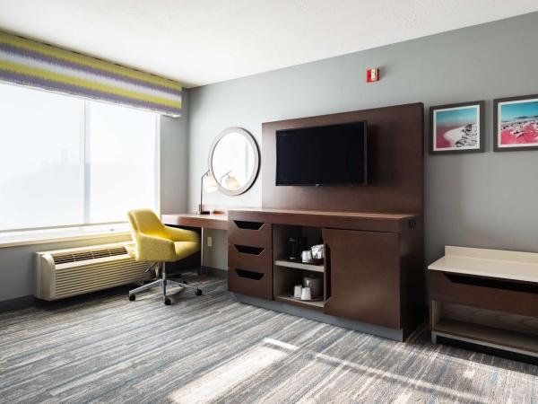 Hampton Inn & Suites Salt Lake City Airport : photo 1 de la chambre chambre lit king-size - accessible aux personnes à mobilité réduite - non-fumeurs