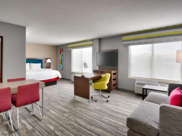 Hampton Inn & Suites Salt Lake City Airport : photo 4 de la chambre suite lit king-size avec canapé-lit - non-fumeurs