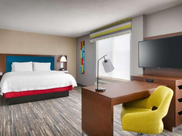 Hampton Inn & Suites Salt Lake City Airport : photo 5 de la chambre suite lit king-size avec canapé-lit - non-fumeurs