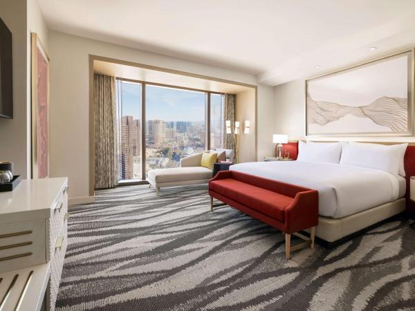 Conrad Las Vegas At Resorts World : photo 1 de la chambre chambre lit king-size premium - vue sur strip - accessible aux personnes malentendantes
