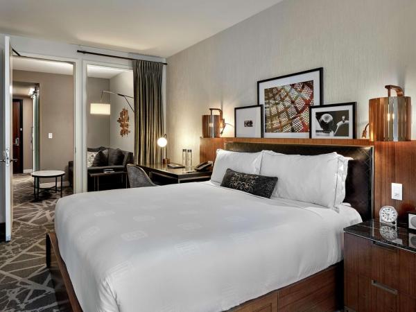 LondonHouse Chicago, Curio Collection by Hilton : photo 1 de la chambre suite lit king-size avec vue - adaptée aux personnes à mobilité réduite