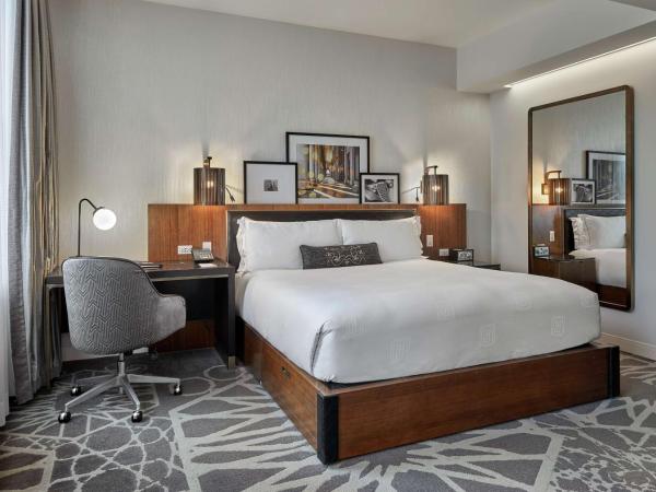 LondonHouse Chicago, Curio Collection by Hilton : photo 1 de la chambre chambre lit king-size avec douche accessible en fauteuil roulant - adaptée aux personnes à mobilité réduite