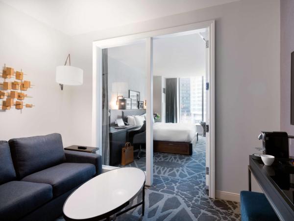 LondonHouse Chicago, Curio Collection by Hilton : photo 2 de la chambre suite lit king-size avec vue