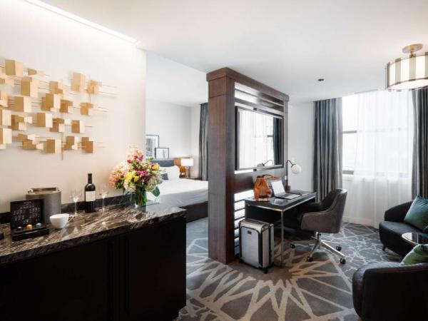 LondonHouse Chicago, Curio Collection by Hilton : photo 1 de la chambre suite studio d'angle lit king-size