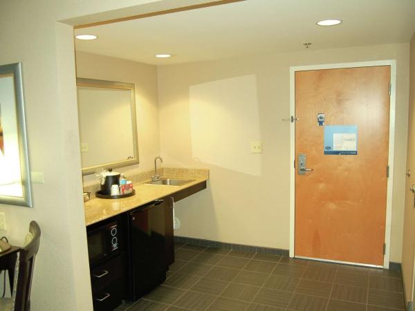 Hampton Inn & Suites Charlotte-Airport : photo 9 de la chambre suite studio lit king-size avec canapé-lit – non-fumeurs