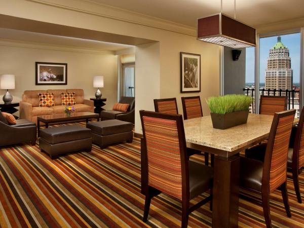 Hilton Palacio del Rio : photo 2 de la chambre chambre avec canapé-lit