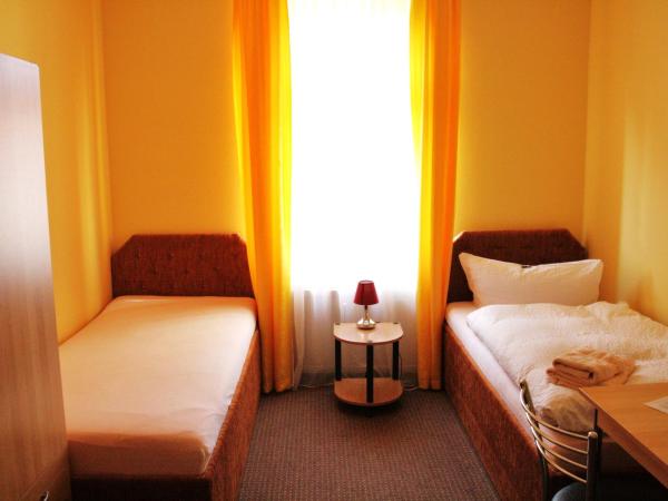 Pension Dresdener Panorama : photo 1 de la chambre chambre simple avec salle de bains extérieure privative