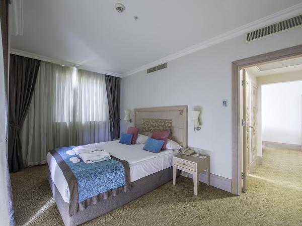 Crystal Family Resort & Spa - Ultimate All Inclusive : photo 3 de la chambre chambre familiale (3 adultes + 1 enfant)