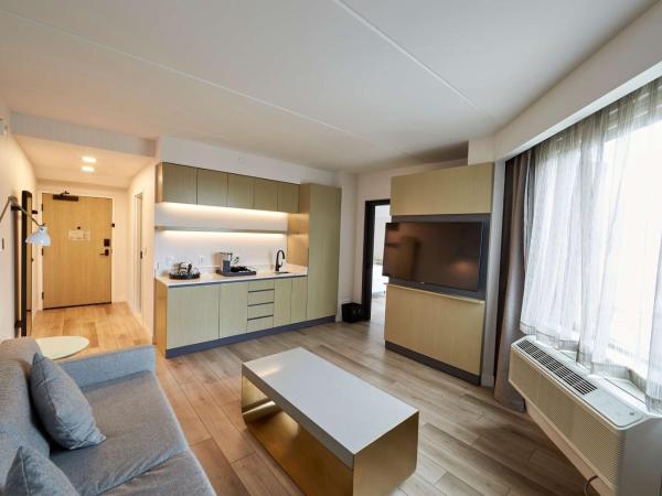 Bloom Mississauga, Tapestry Collection By Hilton : photo 2 de la chambre suite 1 chambre lit king-size – vue sur ville