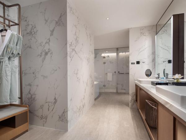 Hampton by Hilton Shenzhen Futian Port : photo 3 de la chambre suite affaires