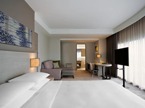 Hyatt Place Bangkok Sukhumvit : photo 4 de la chambre chambre lit king-size spéciale avec canapé-lit