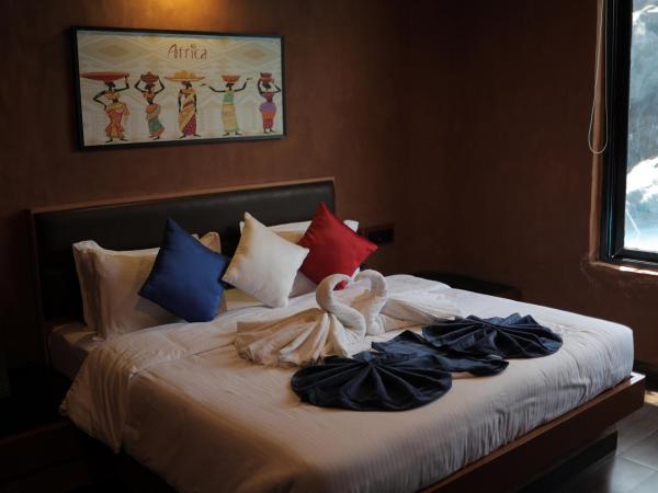 MJ Avyanna Resort & Convention Centre, Bengaluru : photo 5 de la chambre chambre lit king-size - vue sur piscine