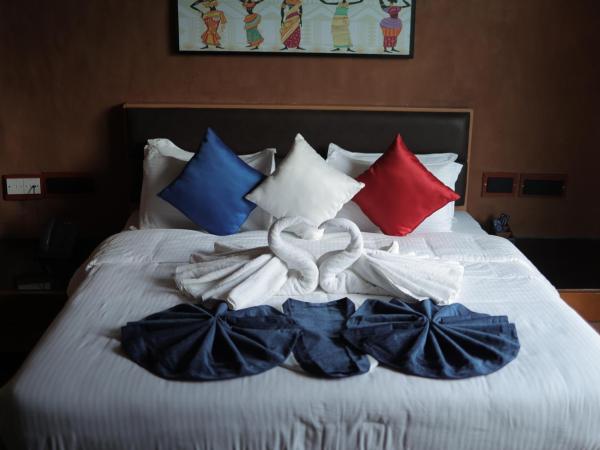 MJ Avyanna Resort & Convention Centre, Bengaluru : photo 8 de la chambre chambre lit king-size - vue sur piscine