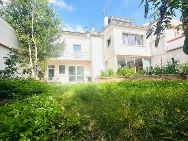 Reims Sherpa Guest House : photo 2 de la chambre studio avec vue sur jardin