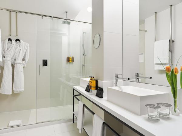 H10 Urquinaona Plaza : photo 7 de la chambre chambre familiale (2 adultes et 2 enfants)