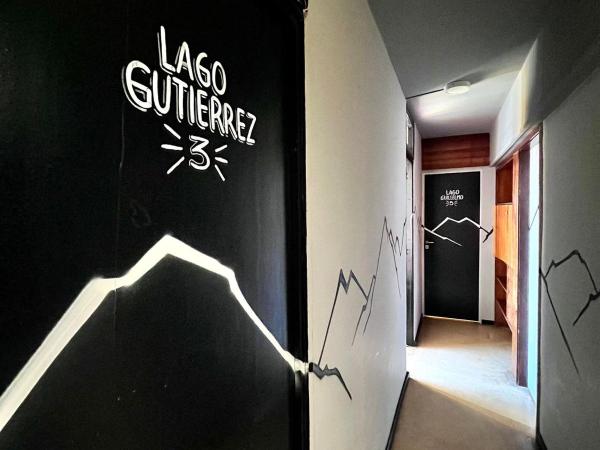 Moving Hostel Travel Bar : photo 1 de la chambre chambre lits jumeaux avec salle de bains commune