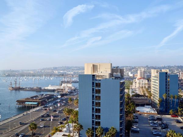 SpringHill Suites by Marriott San Diego Downtown/Bayfront : photo 3 de la chambre suite lit king-size - vue partielle sur baie