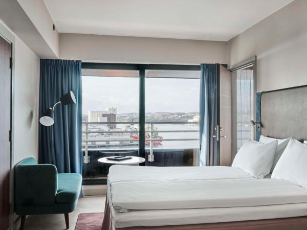 Radisson Blu Caledonien Hotel, Kristiansand : photo 1 de la chambre chambre supérieure avec balcon et vue sur la rue