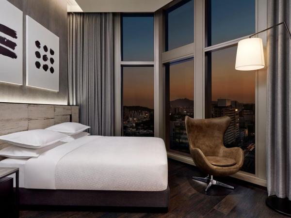 Four Points by Sheraton Seoul Gangnam : photo 7 de la chambre chambre double premier plus spacieuse avec lit queen-size - vue sur ville