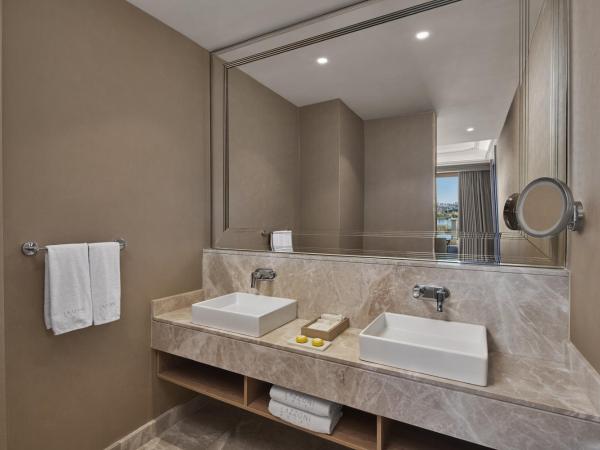 Lazzoni Hotel : photo 5 de la chambre suite lifestyle avec terrasse et baignoire spa