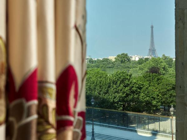 Hôtel Regina Louvre : photo 3 de la chambre chambre prestige - côté louvre et tour eiffel