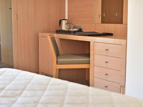 Hôtel Le Rocher : photo 2 de la chambre chambre double ou lits jumeaux avec balcon