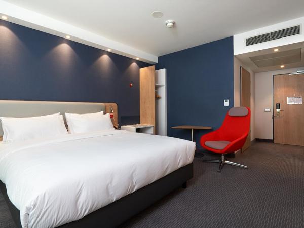 Holiday Inn Express & Suites - Basel - Allschwil, an IHG Hotel : photo 8 de la chambre chambre standard lit queen-size