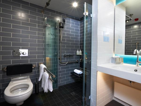 Holiday Inn Express & Suites - Basel - Allschwil, an IHG Hotel : photo 6 de la chambre chambre lit queen-size standard - accessible aux personnes à mobilité réduite