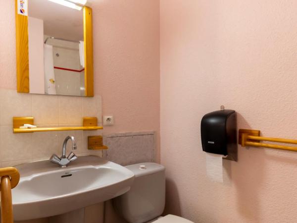 HOTEL DES NEIGES : photo 5 de la chambre chambre double ou lits jumeaux avec salle de bains privative