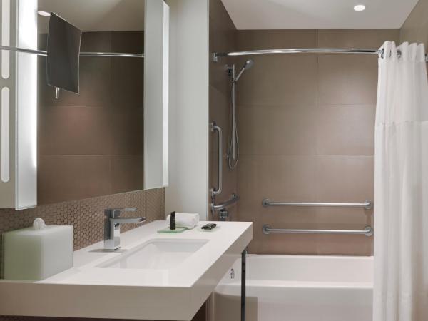 Hyatt Centric The Loop Chicago : photo 3 de la chambre chambre accessible aux personnes à mobilité réduite avec 2 lits queen-size et baignoire adaptée