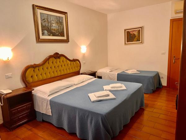 Hotel Canada : photo 5 de la chambre chambre triple classique